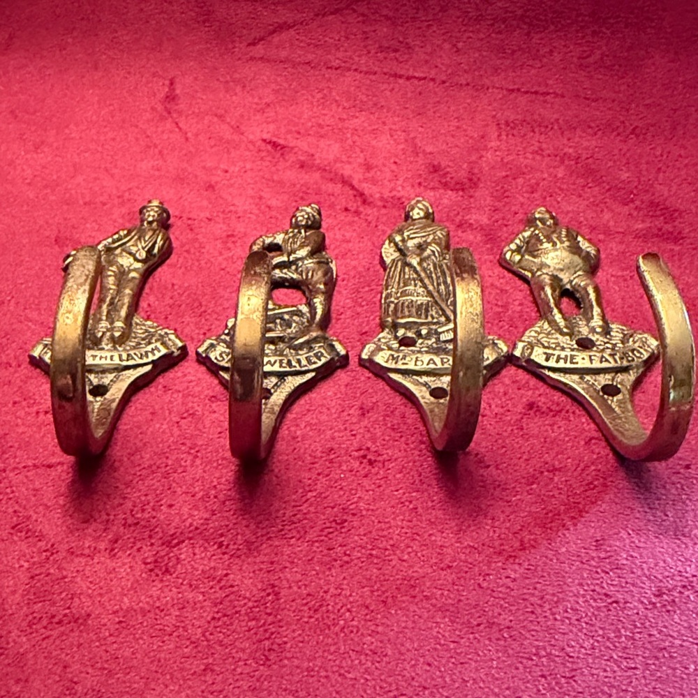 Set of 4 antique brass hooks  - Charles Dickens characters. - Picture 12 of 14